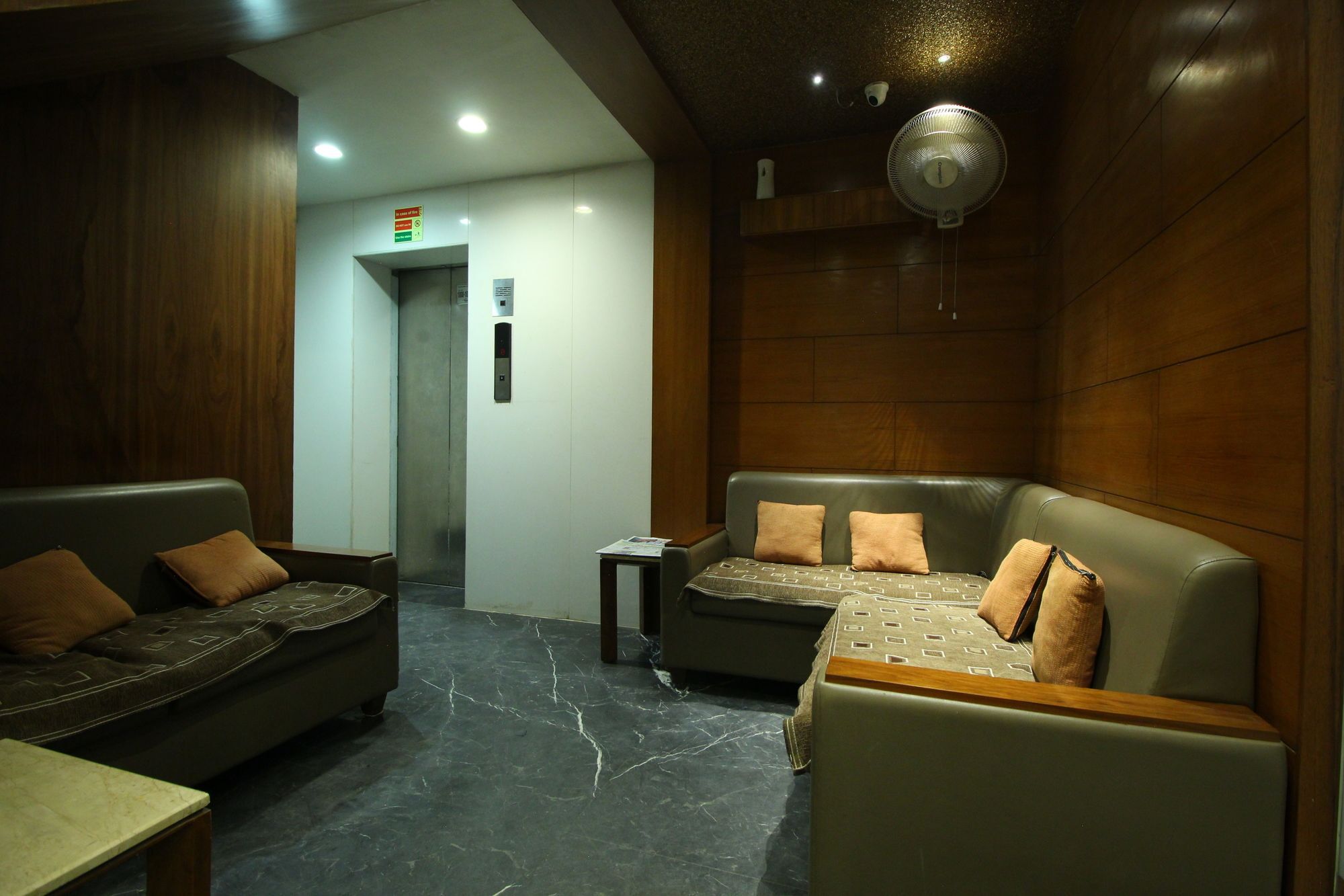 Oyo 8992 Hotel Kyra Ахмедабад Экстерьер фото
