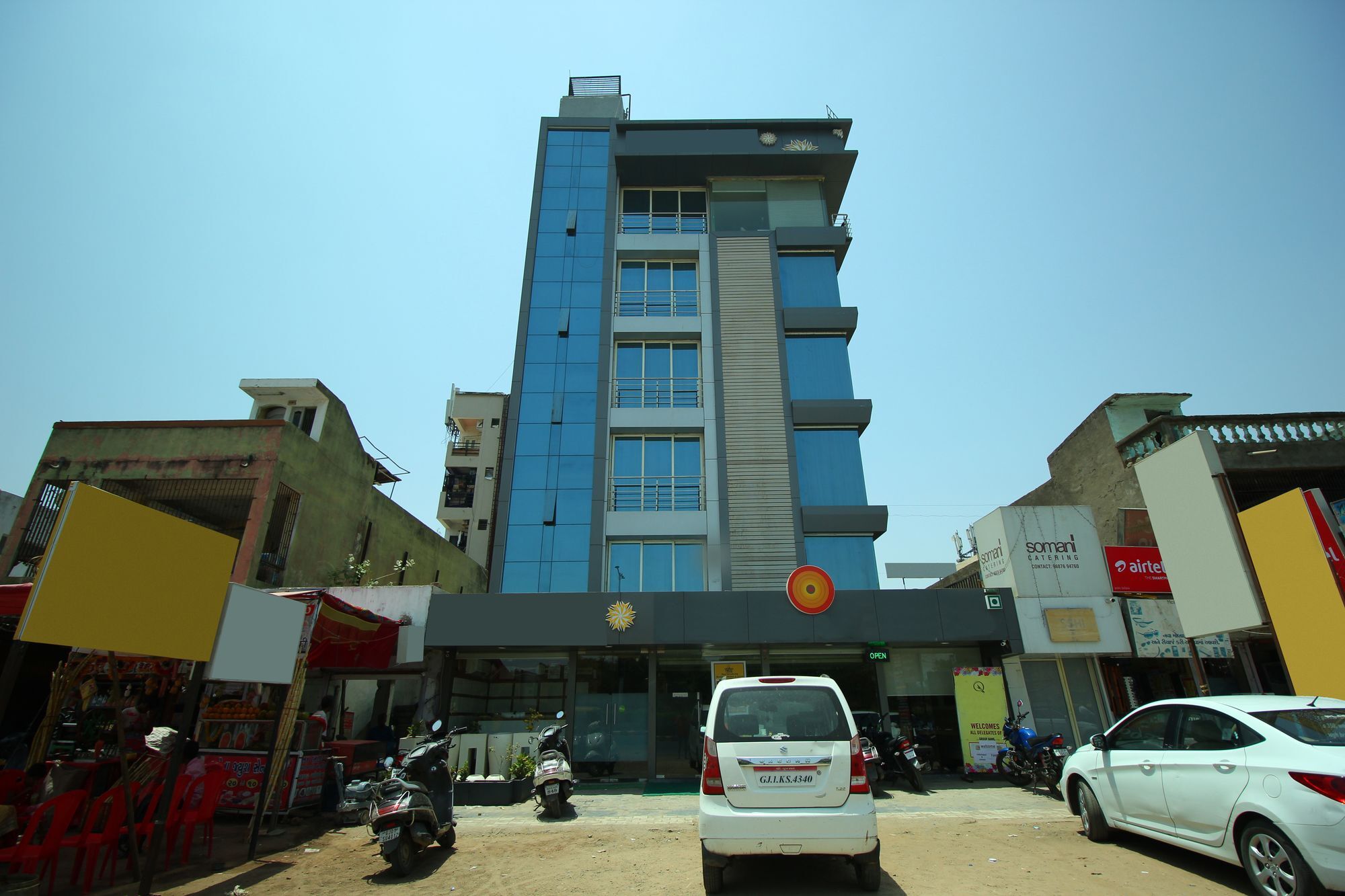 Oyo 8992 Hotel Kyra Ахмедабад Экстерьер фото
