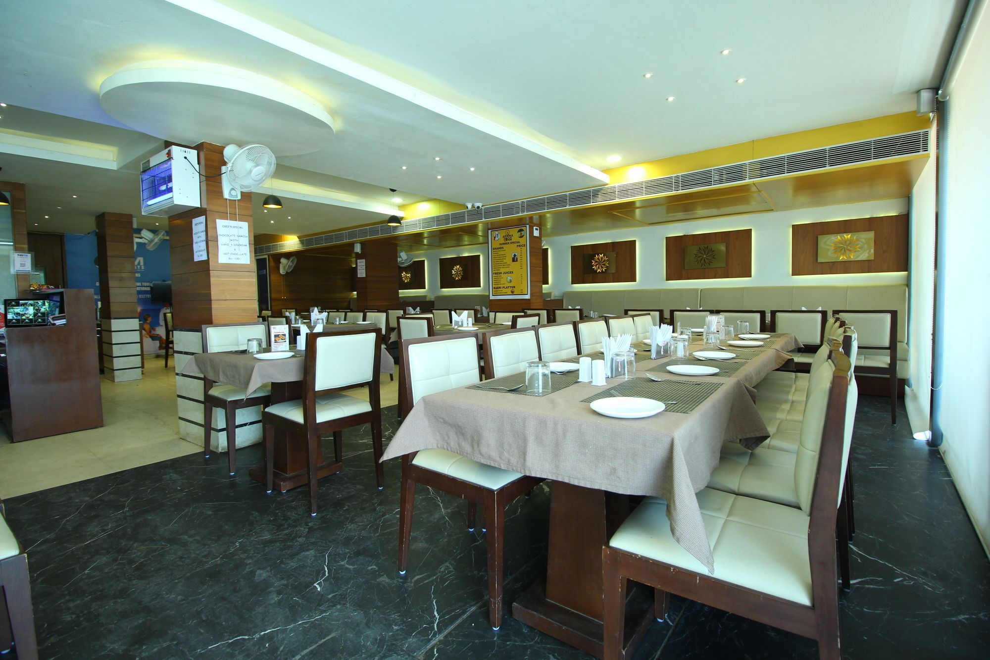 Oyo 8992 Hotel Kyra Ахмедабад Экстерьер фото